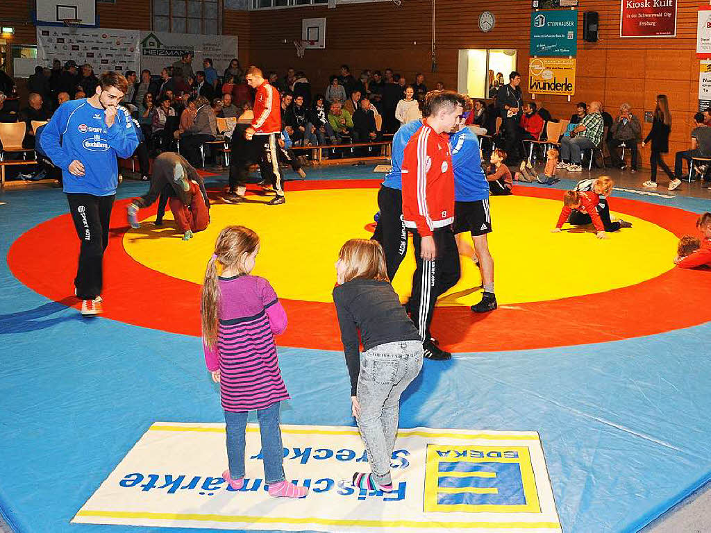 Gute Stimmung herrschte am Samstag in der Mehrzweckhalle des SV Eschbach: Gegen den Tabellenletzten aus Untergriesbach gewannen die Ringer aus dem Dreisamtal (rote Trikots) das Zweitliga-Krftemessen souvern.