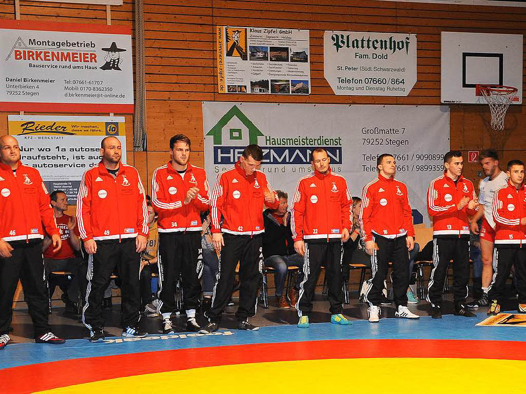 Gute Stimmung herrschte am Samstag in der Mehrzweckhalle des SV Eschbach: Gegen den Tabellenletzten aus Untergriesbach gewannen die Ringer aus dem Dreisamtal (rote Trikots) das Zweitliga-Krftemessen souvern.