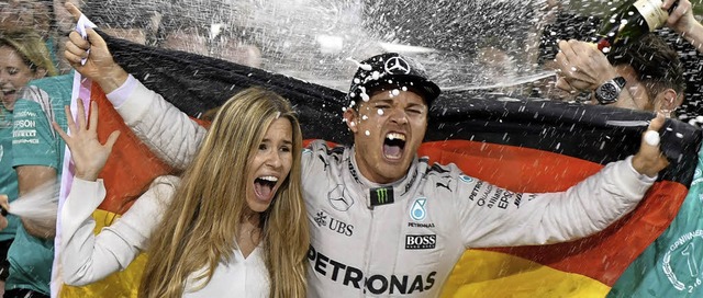 Champagnerdusche: Nico Rosberg und sei...ld werden vom Mercedes-Team gefeiert.   | Foto: dpa