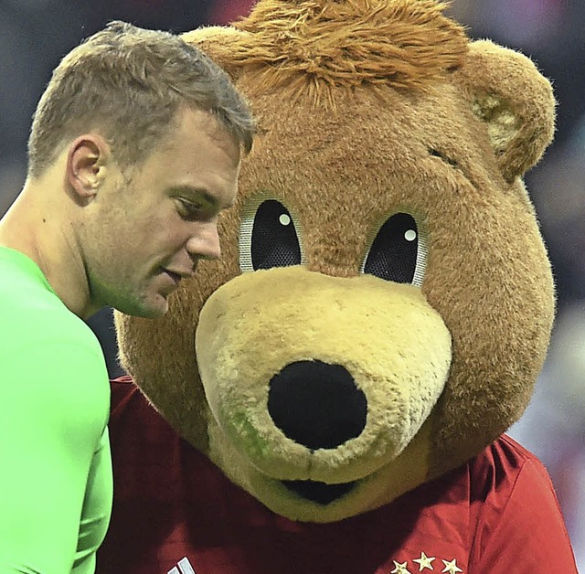 Manuel Neuer mit Vereins-Maskottchen: ...l ist die Bayern-Welt aber noch nicht.  | Foto: afp