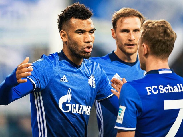 Schalkes Torschtze Eric Maxim Choupo-... Meyer jubeln nach dem Treffer zum 2:1  | Foto: dpa