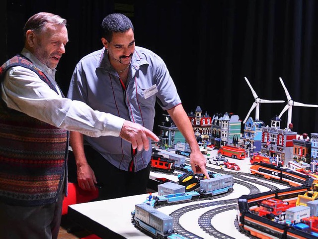 Christian Snizek zeigt seinen Teil der Lego-Modellbahn   | Foto: Julia gross