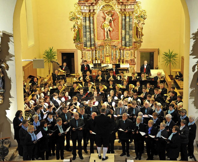 Musikverein und Kirchenchor erfreuten ...rt zum Abschluss des Jubilumsjahres.   | Foto: Horst Dauenhauer