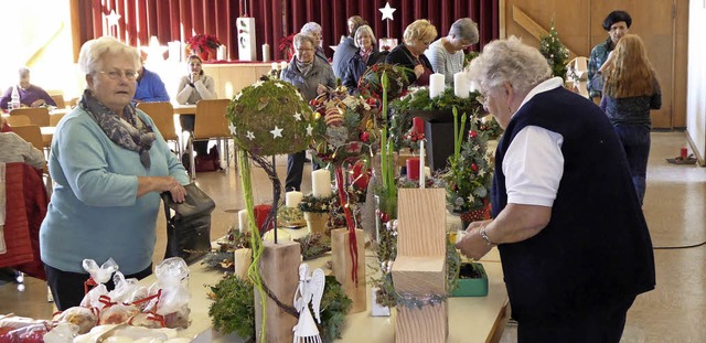 Weihnachtsgestecke waren der Renner beim DRK-Basar. | Foto: R. Gutjahr Weihnachtsgestecke waren der Renner beim DRK-Basar. | Foto: R. Gutjahr
