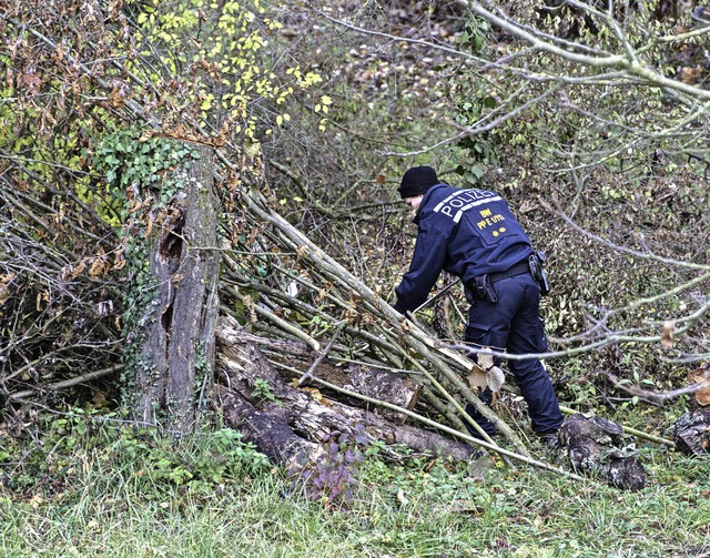 Die Spurensuche der Polizei &#8211; hi... Laufschuh des Opfers entdeckt wurde.   | Foto: dpa