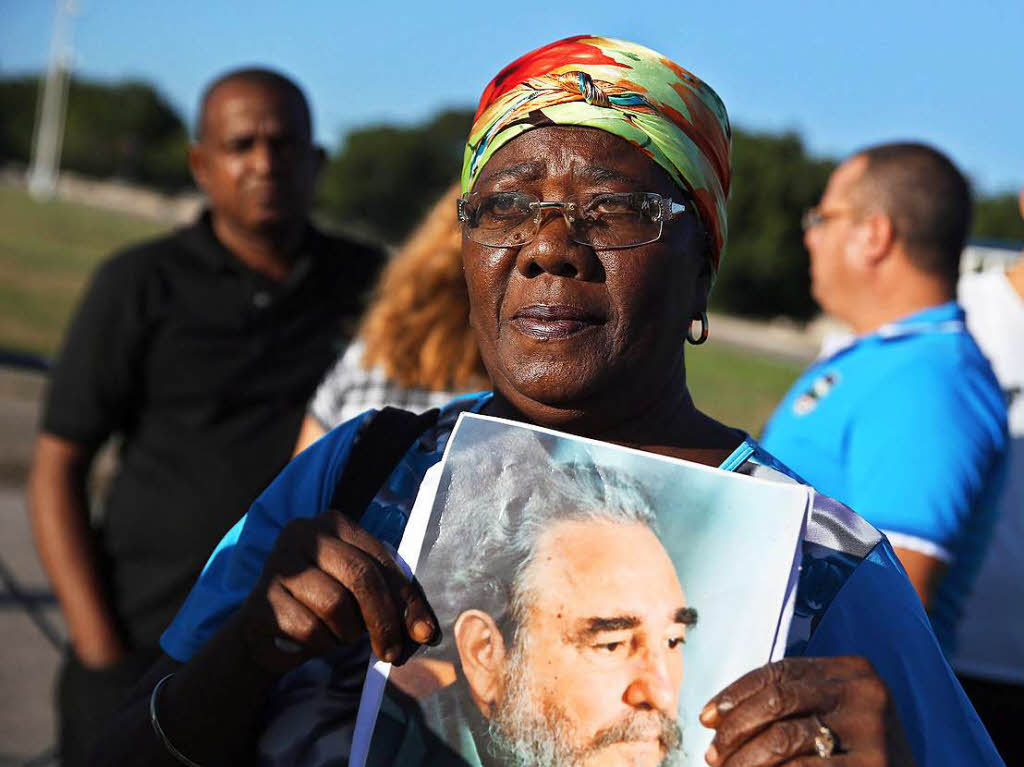 Nach dem Tod des Revolutionsfhrers Fidel Castro haben die Kubaner Abschied von ihrem frheren Prsidenten genommen. Seine Leiche war am Samstag eingeschert worden.