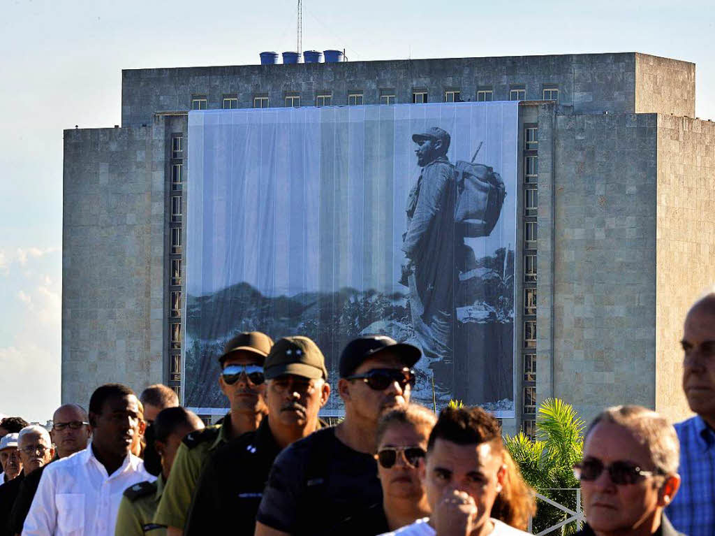 Nach dem Tod des Revolutionsfhrers Fidel Castro haben die Kubaner Abschied von ihrem frheren Prsidenten genommen. Seine Leiche war am Samstag eingeschert worden.