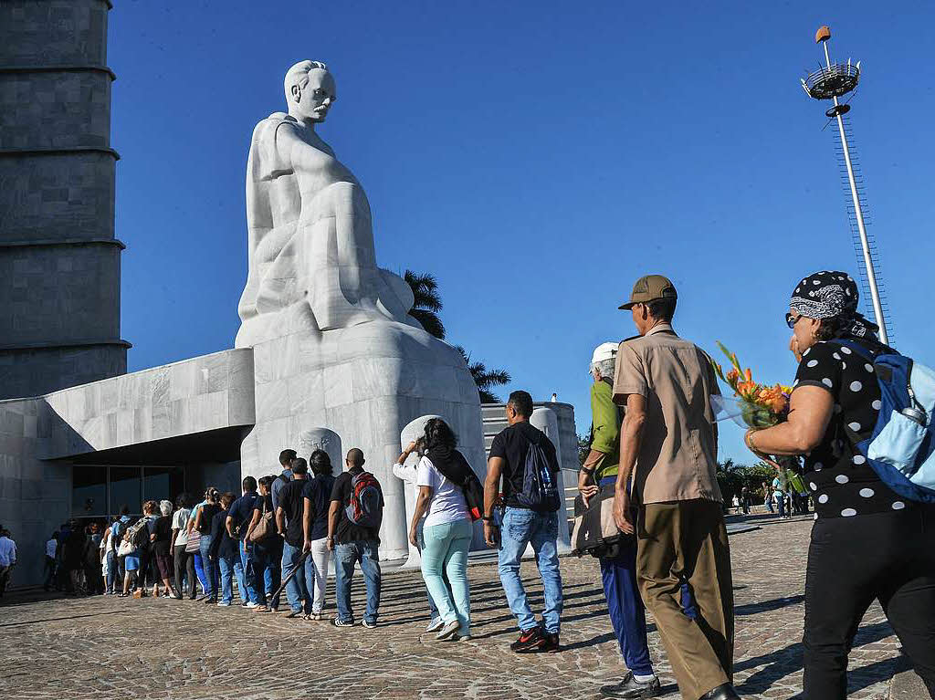 Nach dem Tod des Revolutionsfhrers Fidel Castro haben die Kubaner Abschied von ihrem frheren Prsidenten genommen. Seine Leiche war am Samstag eingeschert worden.