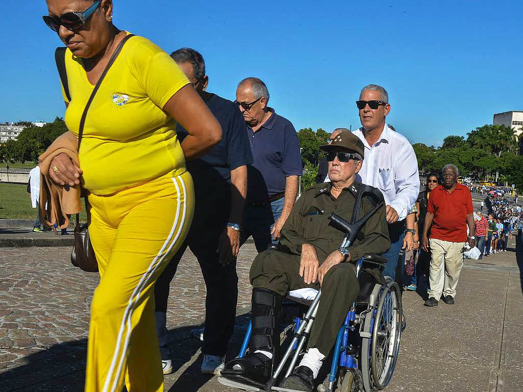 Nach dem Tod des Revolutionsfhrers Fidel Castro haben die Kubaner Abschied von ihrem frheren Prsidenten genommen. Seine Leiche war am Samstag eingeschert worden.