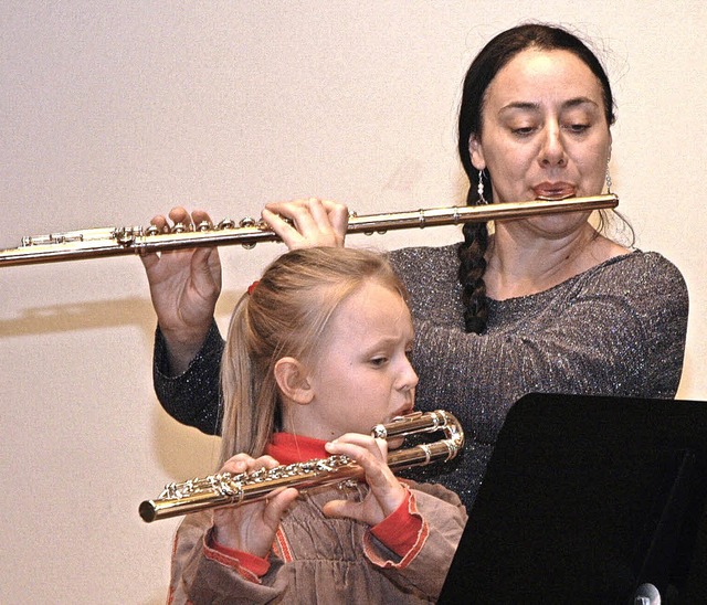 Anna Mller, eine der jngsten Fltens...Garde ein kleines Stck von Schubert.   | Foto: Ounas-Krusel