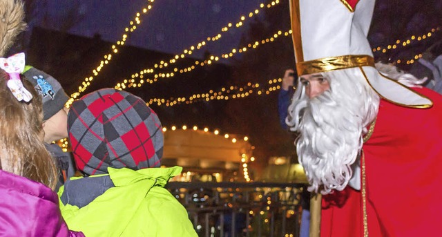 Fr jedes Kind hatte der Nikolaus  ein...chokoladen-Weihnachtsmann mitgebracht.  | Foto: Chris Seifried