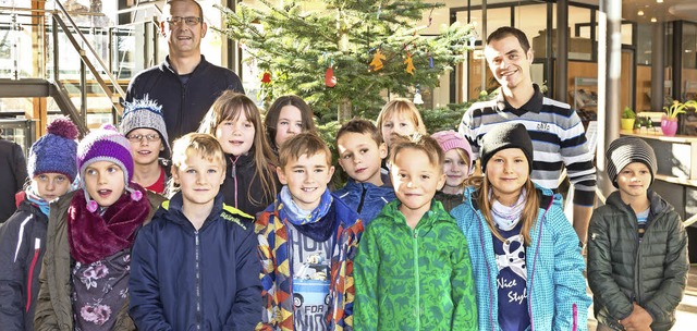 Nach dem Schmcken des Baumes im Ratha...us Mller ber die  gelungene Aktion.   | Foto: Dieckmann