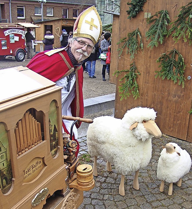 Sie gehren seit Jahren zum Weihnachts... dazu: Adi Oberst und seine Drehorgel.  | Foto: Heinrich Fehrenbach