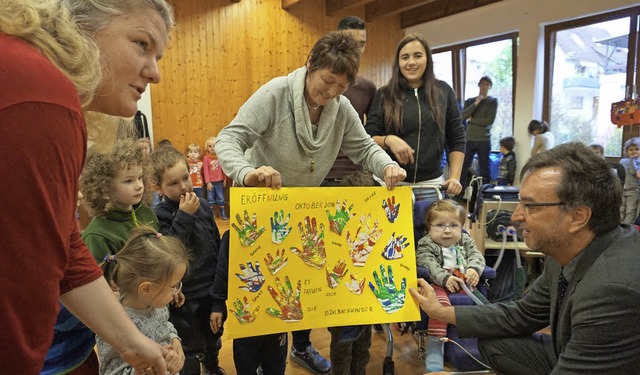 Fr Brgermeister Walter Laub gab es e...ken der &#8222;Mhlbachkinder&#8220;.   | Foto: Steckmeister