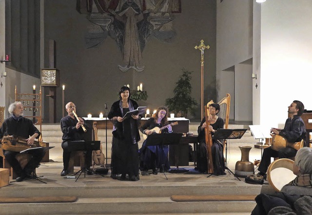 Weihnachtliche Musik aus Mittelalter u...lleyt bei ihrem Konzert in Neuenburg.   | Foto: Dorothee Philipp