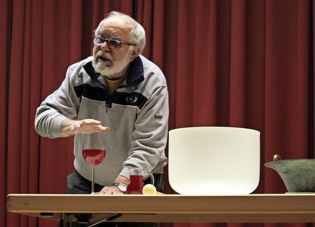 Klaus Wiebel zeigte in der Breisacher ...haltsgegenstnden Tne erzeugen kann.   | Foto: Joshua Kocher