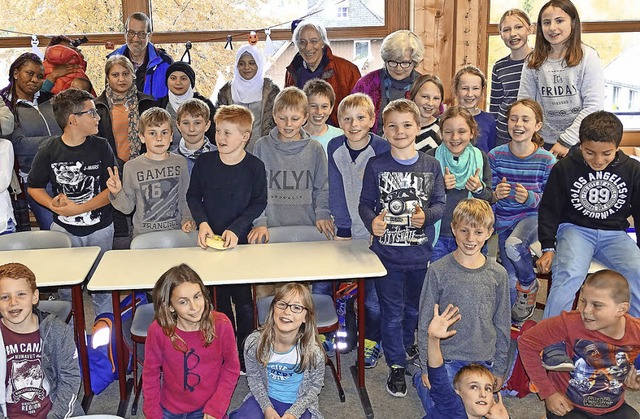 Die Klasse vier der Georg-Thoma-Schule...0 Euro an Flchtlinge, die Ort leben.   | Foto: PRIVAT