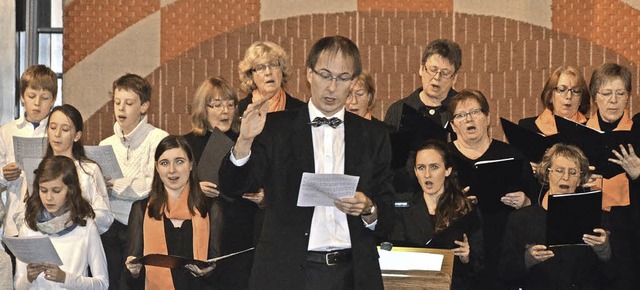 Dirigent Haller mit Kammerchor und Schlern  | Foto: Michael Gottstein