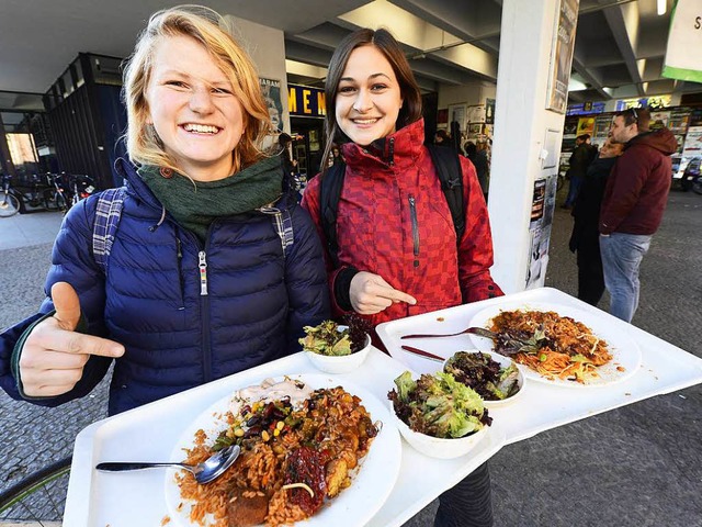 Carlotta Gabriel und Vera Sale freuen ... gebnderte, vegetarische Mittagessen.  | Foto: Ingo Schneider