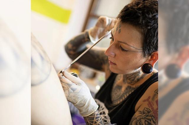 Münchnerin beherrscht traditionelles Kunsthandwerk des Bamboo Tattoo