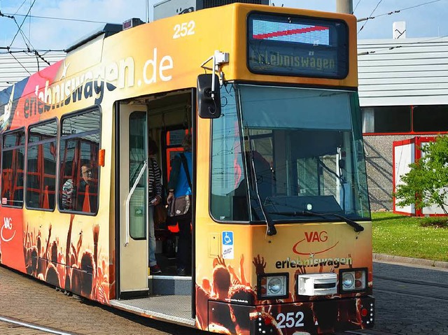 In diesem VAG-Erlebniswagen fahren die Malwettbewerbgewinner durch Freiburg.  | Foto: VAG