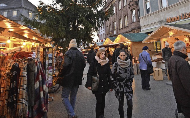 Besonders stimmungsvoll ist der Weihnachtsmarkt in der Dmmerung.   | Foto: Barbara Ruda