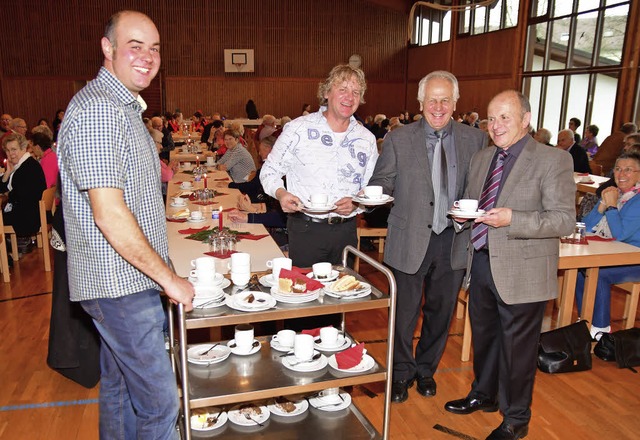 Die Wasserer  Ortschaftsrte Robert Bu... Gastronomen mit  Geduld beim Zuhren.  | Foto: Erggelet