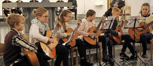 Die Gitarrengruppe der  Musikschule Musikum beim Adventskonzert   | Foto: Wolfgang Knstle