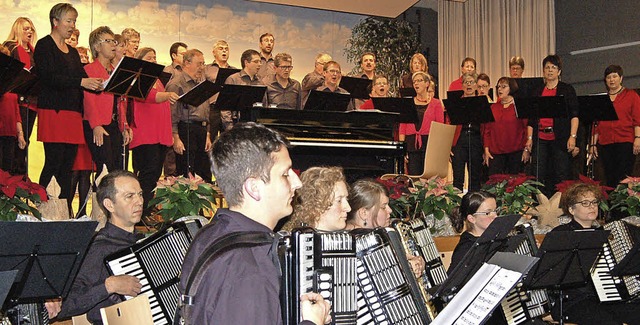 Musikalisches Freiamt:  Akkordeonorchester und Chor-nett gemeinsam auf der Bhne  | Foto: Christian Ringwald