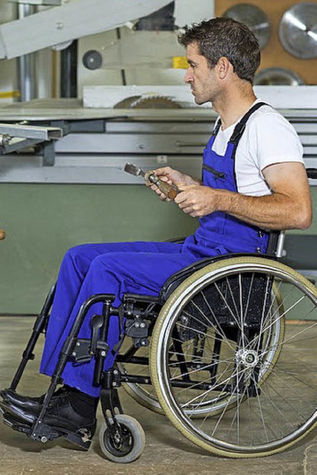 Ein Tischler im Rollstuhl  | Foto: ZVG