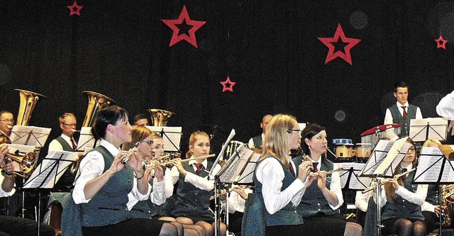 Der Musikverein Wieslet spielte vor einer Sternenkulisse.  | Foto: Geiger