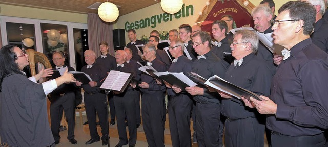 Die Pfaffenberger Snger mit ihren eng...erten das Publikum beim Jahreskonzert   | Foto: georg ganter