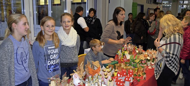 Selbstgebastelte Weihnachtsartikel und...sbasar der Hugo-Hfler-Realschule an.   | Foto: Voigt