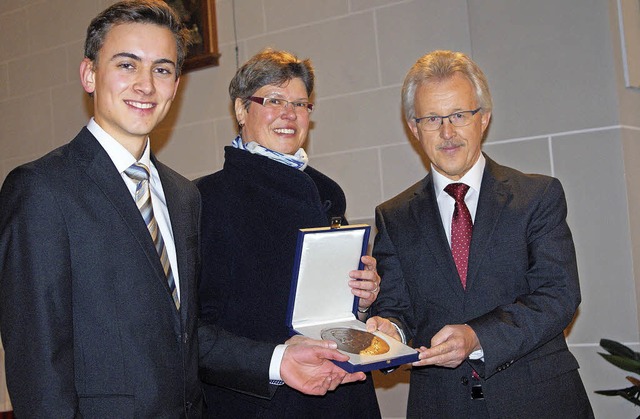 Georg Benz (rechts), Dezernent des Ort...chors, und an Chorleiter Simon Meder.   | Foto: Karl Joggerst