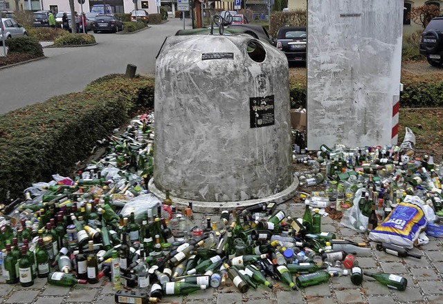 Versptete Entleerung: Leeren Flaschen... kommen drei  weitere Container dazu.   | Foto: Uwe Mauch