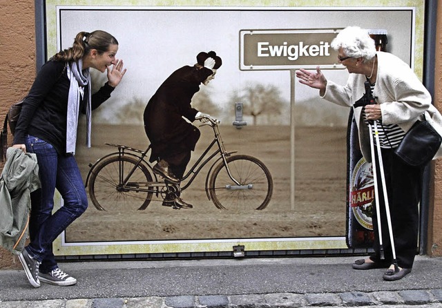 Geht mit viel Humor durchs Leben: Marg...kelin Isabel  vor einer Bierreklame.    | Foto: Privat