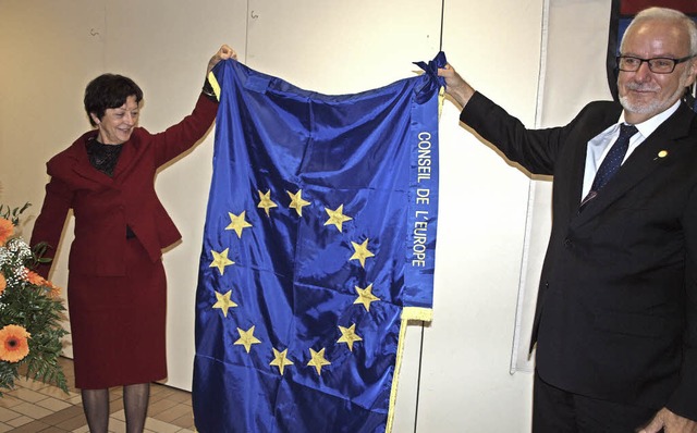 Die Abgeordnete Elvira Drobinski-Wei ...rnst Schilling die Europa-Ehrenfahne.   | Foto: Michael Haberer