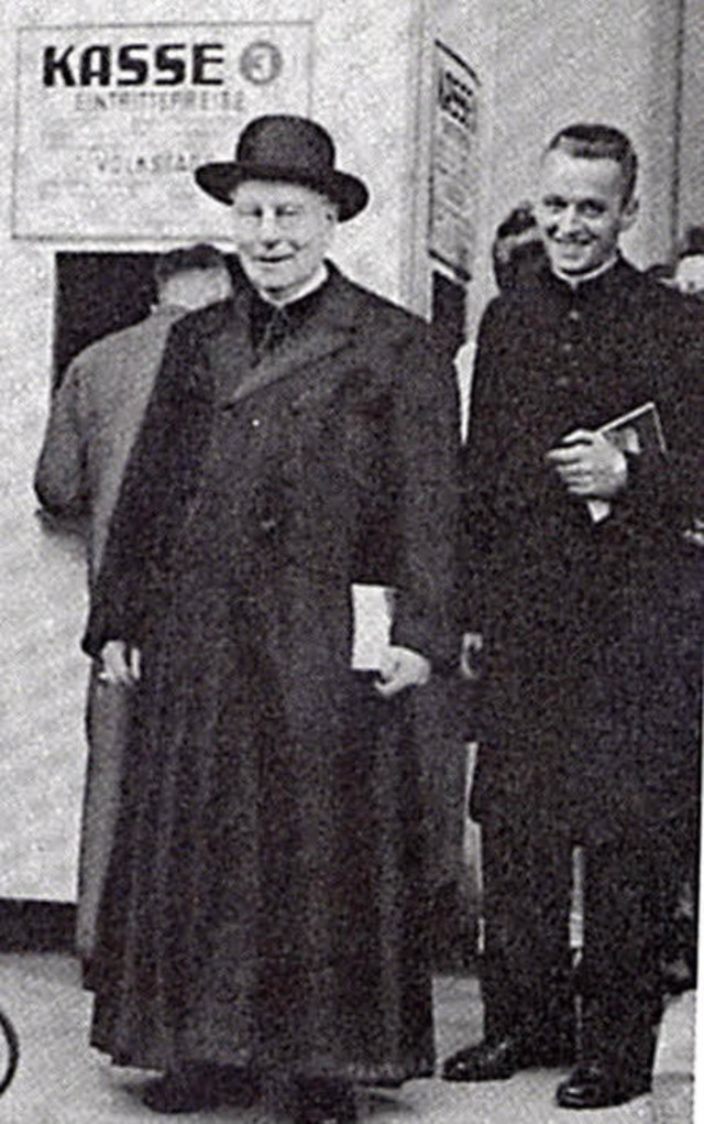 Der Freiburger Erzbischof Conrad Grbe...nem Sekretr Bernhard Welte (rechts)    | Foto: badenia-verlag