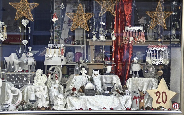 Aktionen in  Geschften mit dem Holzstern im Schaufenster  | Foto: Edgar Steinfelder