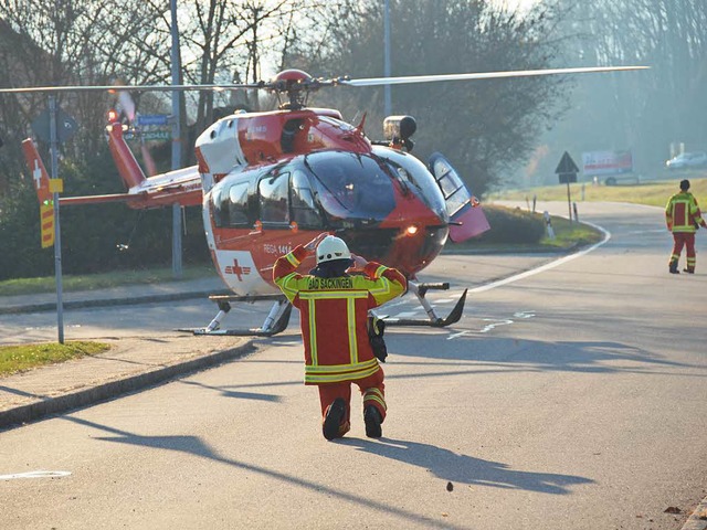 Der Rettungshubschrauber landete mitte...ie Feuerwehr sicherte die Landestelle.  | Foto: Konstantin Grlich