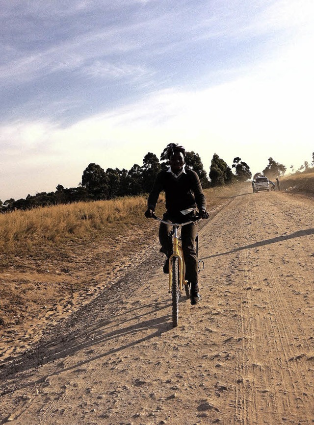 Mit einem  Rad lassen sich weite Schulwege berwinden.  | Foto: Privat
