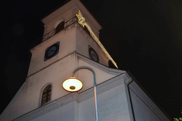 Seit ersten Advent leuchtet der  Stern von Isteins Kirche.  | Foto: Schopferer
