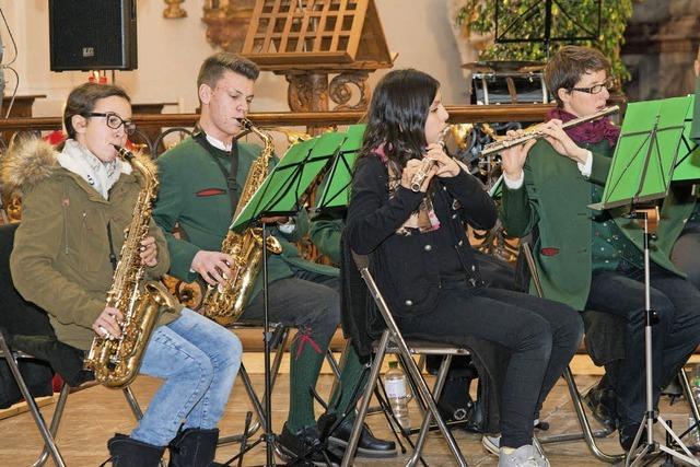 Trachtenmusiker rocken die Kirche