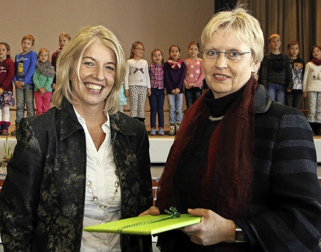 Schulrtin Barbara Bundschuh (links) h...h-Isele offiziell ins Amt eingefhrt.   | Foto: Reiner Beschorner