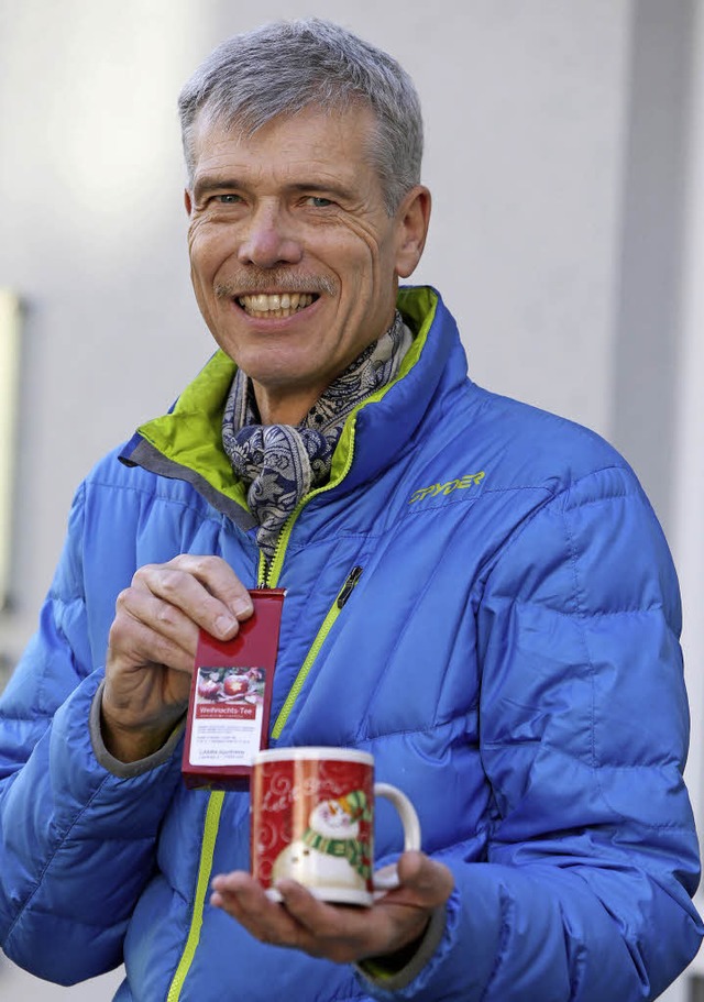 Hermann Hauer hilft mit dem Verkauf von  Tee und Tasse der Weihnachtsaktion   | Foto: Chr. Breithaupt