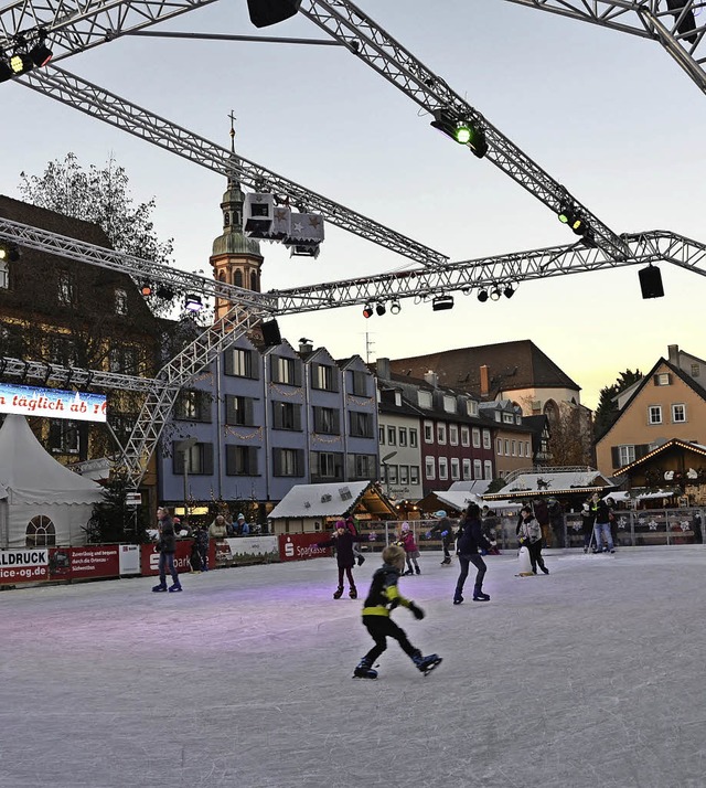 Attraktion des Weihnachtsmarktes: die Eisbahn.   | Foto: Seller