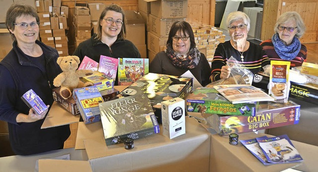 Weihnachtspakete im Akkord packen (von...ickert beim Einsatz in der Festhalle.   | Foto: Tanja Bury