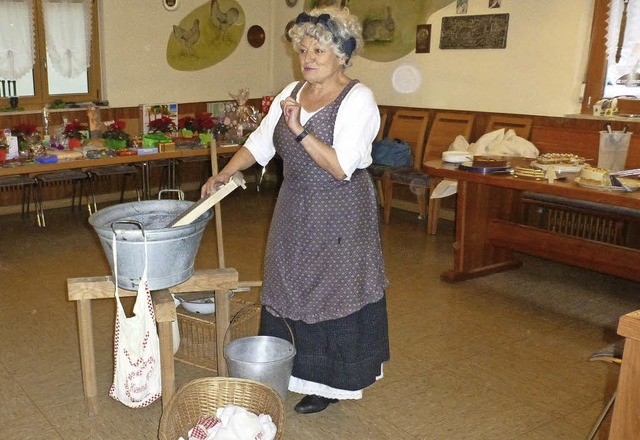 Utensilien und Geschichten aus  vergan...atte Monika Luise Haller mitgebracht.   | Foto: vera Winter