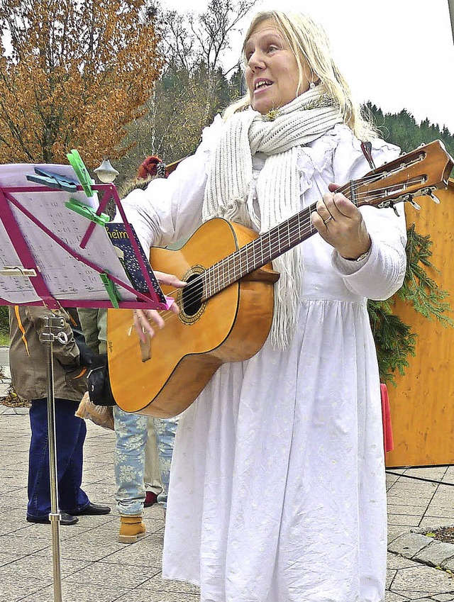 Weihnachtsengel Gabi Heim sang zur Gitarre fr die BZ-Weihnachtswunschaktion.  | Foto: Eva Korinth