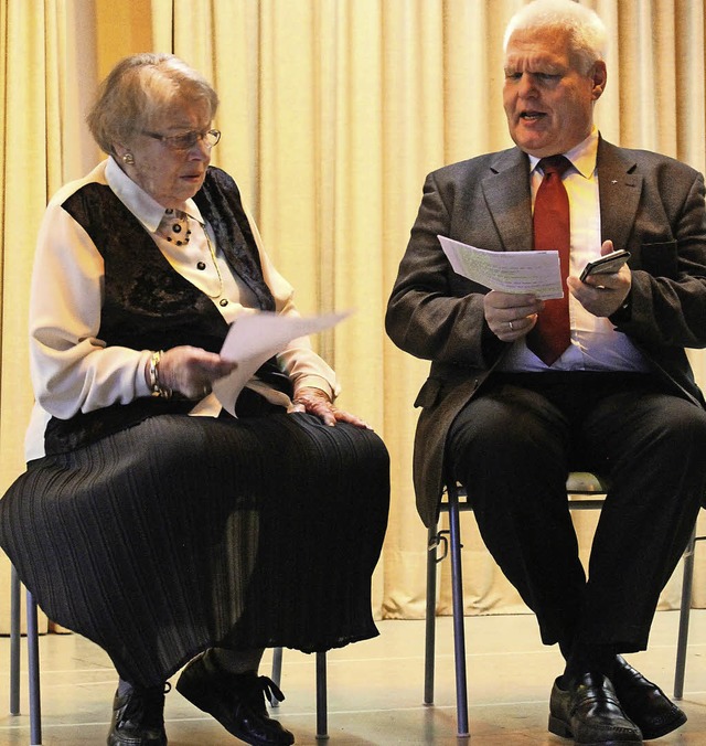 Eleonore Neiss und Pfarrer Traugott We...Seniorennachmittags mit einem Sketch.   | Foto: Liebwein